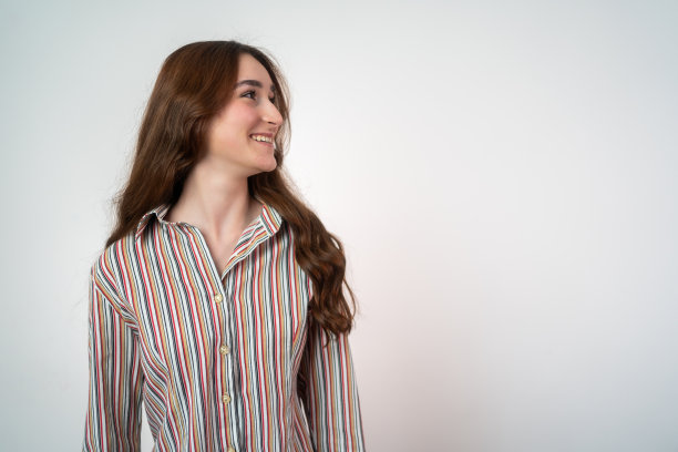 十几岁的女孩的肖像看起来在一个空的中性背景图片下载