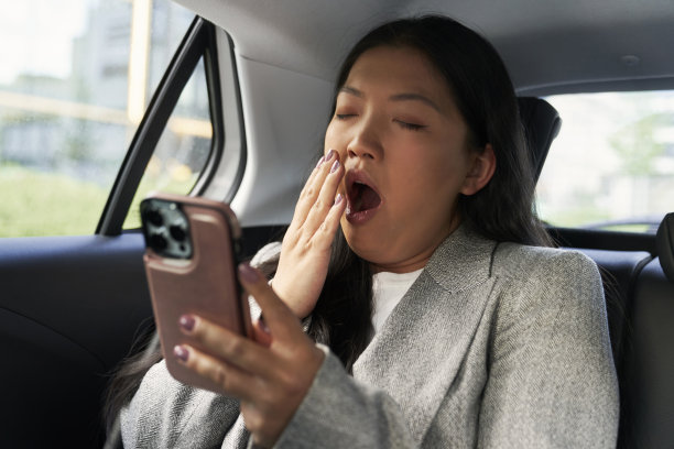 中国女商人在出租车上使用手机并偏航图片下载