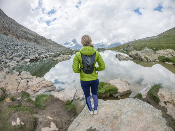 在阴天看风景的越野跑女子图片下载