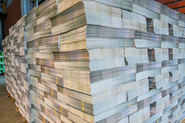 印刷成品等待分发给客户。图片下载