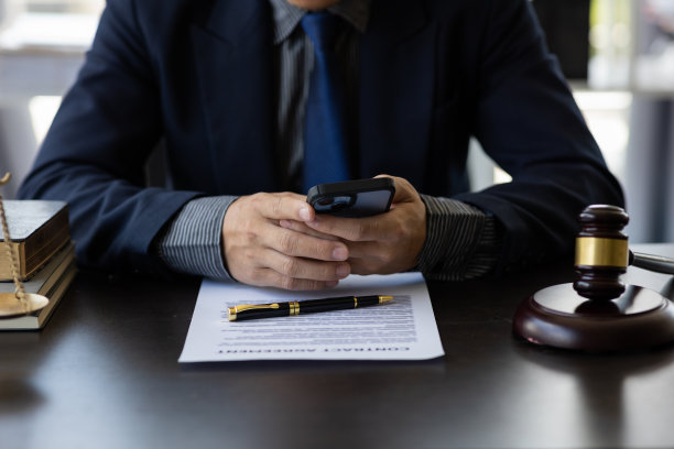 法律概念和律师权力，在法庭上对刑事判决和法院判决进行锤击判决，对犯罪和刑事判决进行公正审判图片下载