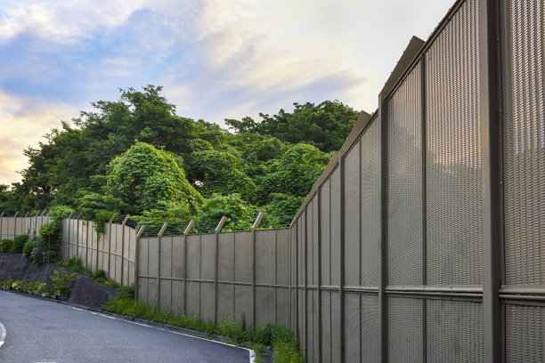 上面有带刺铁丝的栅栏。图片下载