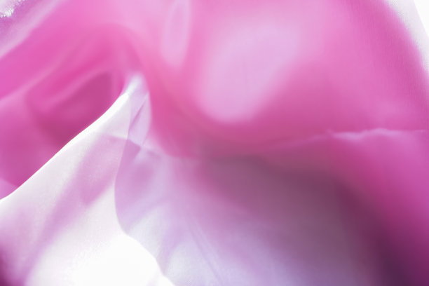 图片展示了粉色丝绸缎的折痕，有美丽的渐变和反射。图片下载