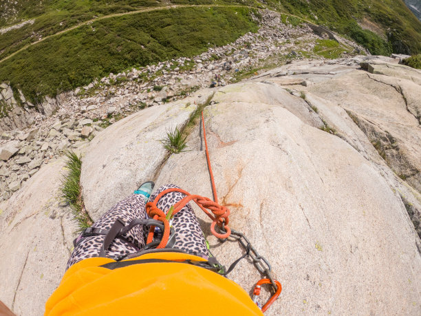 女攀岩者在岩面上的视角图片下载