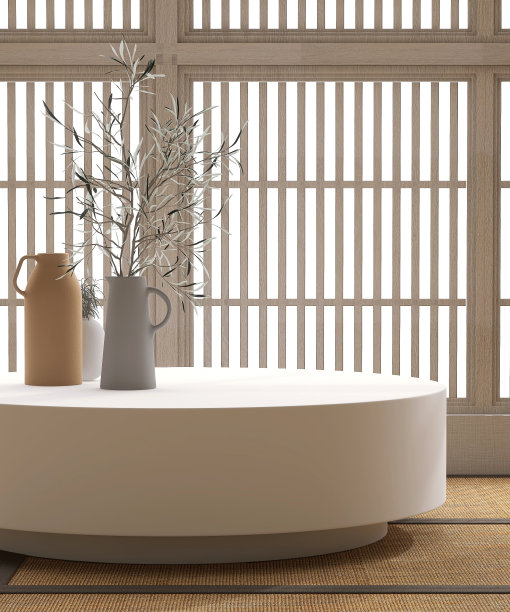 空的光滑的白色圆石讲台，花瓶里的花束在阳光下从木制的日本shoji窗口在榻榻米上，绿色的竹子图片下载