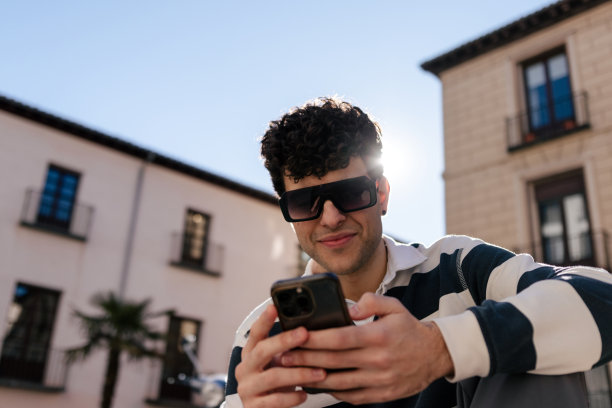 年轻人在城市里用电话图片下载