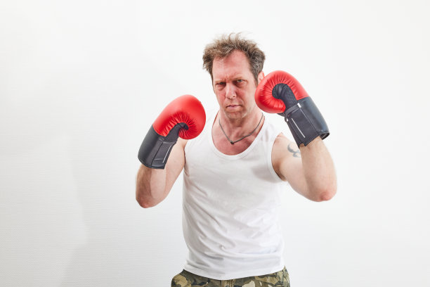 戴着红色拳击手套的人图片下载