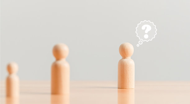 在人群中有疑问和需要帮助解决问题的人。人对木桌一无所知。商业营销和创意解决方案的概念。图片下载