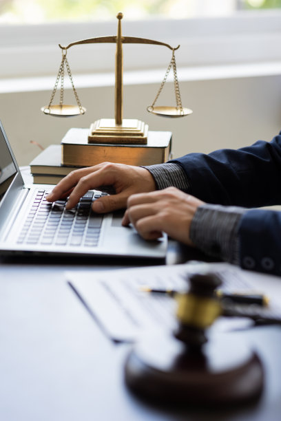 法律概念和律师权力，在法庭上对刑事判决和法院判决进行锤击判决，对犯罪和刑事判决进行公正审判图片下载