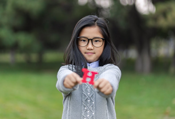 小女孩拿着字母“H”图片下载