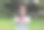 小女孩拿着字母“H”图片下载