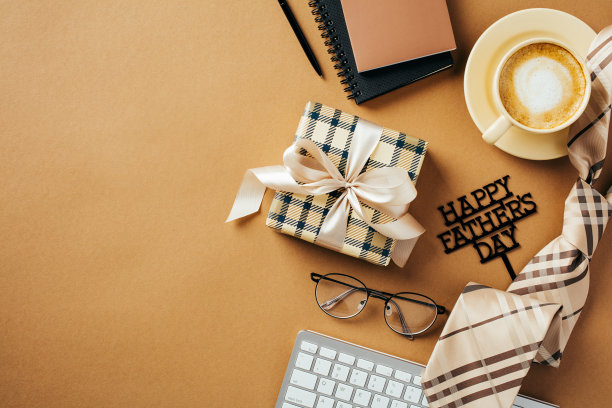 父亲节快乐的概念。平铺构图用复古礼盒、咖啡杯、领带、纸质笔记本、键盘、眼镜。图片下载