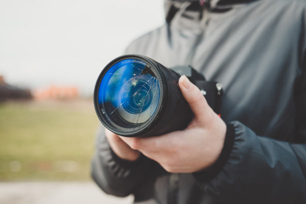 数码单反相机滤镜坏了。特写，破碎的照片滤镜图片下载