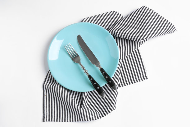 盘子，叉子和刀在白色背景，俯视图图片下载
