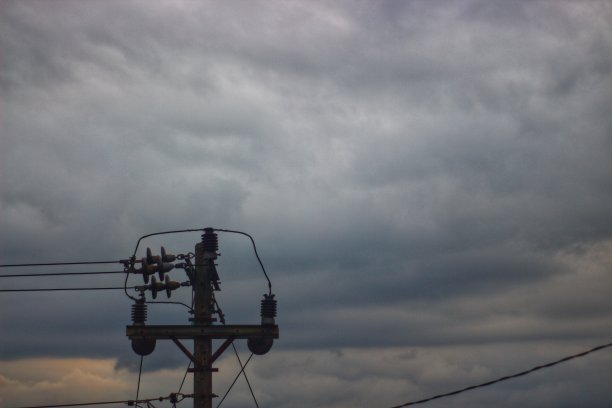 电线杆上有一根钢线，用来加固电缆图片下载