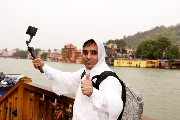 旅行者用万向节和移动相机拍摄图片下载