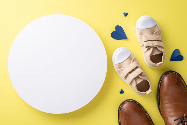 儿子和父亲祝您父亲节快乐。顶视图的皮鞋，婴儿运动鞋，和心在黄色的背景与圆圈的信息或标志图片下载