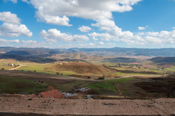 摩洛哥阿特拉斯山脉的丘陵景观图片下载