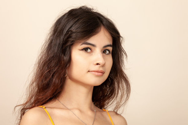 快乐的年轻西亚女性特写棚拍，米色背景图片下载