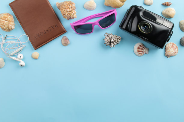 旅行的概念。护照，相机，眼镜，亮蓝色背景。前视图。文本空间图片下载