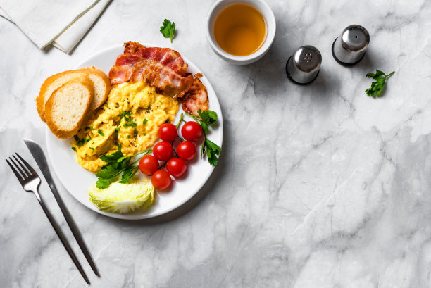 早餐有炒蛋和熏肉图片下载