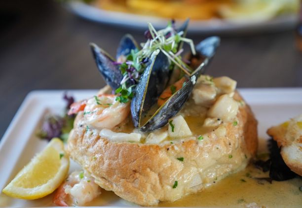 盛有牡蛎、螃蟹、鱿鱼和虾等食材的浓汤图片下载