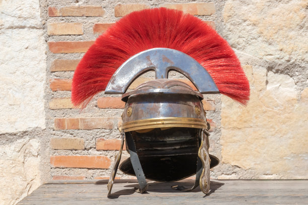 带红羽的罗马百夫长头盔，是罗马帝国时期罗马军团使用的一种罗马军用头盔图片下载