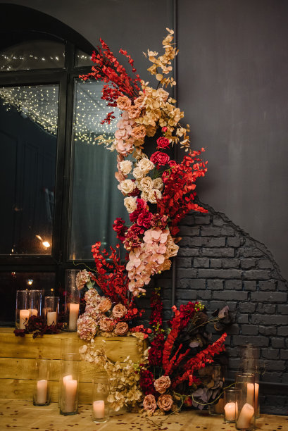 用蜡烛装饰，惊喜求婚。在餐厅浪漫约会。情人节情侣烛光装饰。地点有拱廊、墙面、照片区装饰鲜花。的婚礼。图片下载