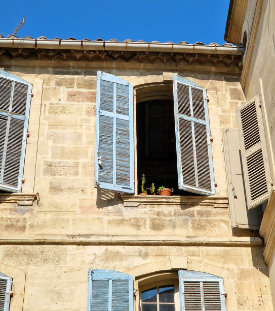 在普罗旺斯-阿尔勒，典型的法国蓝色木制百叶窗的窗户立面，欧洲图片下载