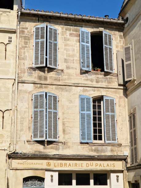 在普罗旺斯-阿尔勒，典型的法国蓝色木制百叶窗的窗户立面，欧洲图片下载