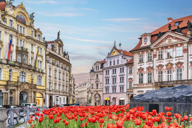 布拉格老城广场的花坛和历史建筑图片下载