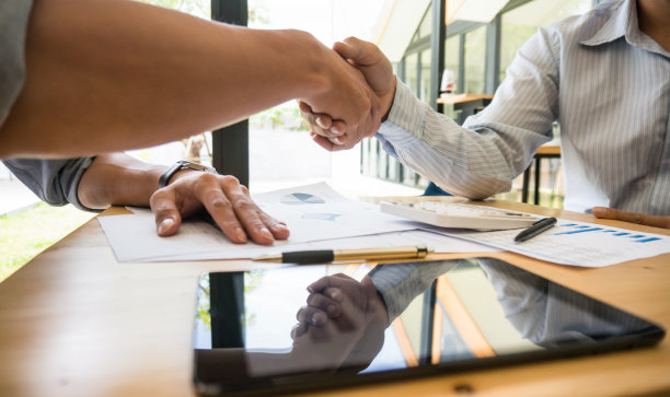 商务人士面试后握手，达成合作图片下载