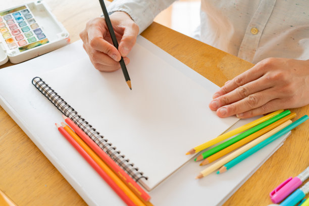 男子亚洲坐和画水彩艺术作品，以发展能力和改善心理健康在家里。灵感迸发的女艺术家。图片下载