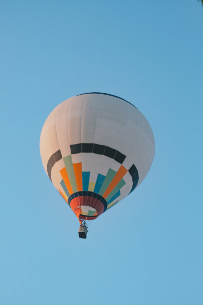 五颜六色的热气球飞过城市上空图片下载