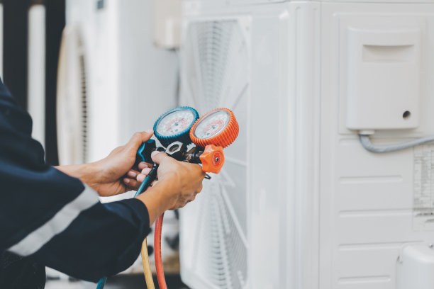 空调技术员和准备安装新空调的一部分。图片下载