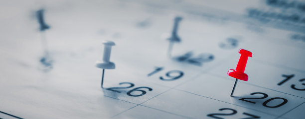 日历上绣红别针活动策划日历，时钟设定时间表组织日程安排，策划商务会议或旅游策划概念。图片下载