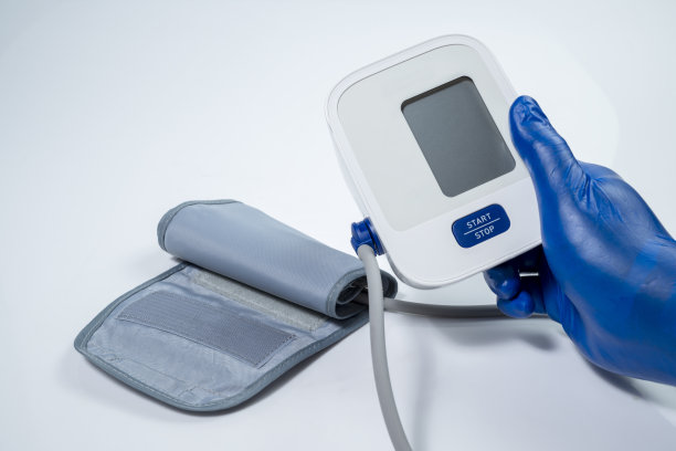 医生测量血压图片下载