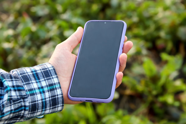电话模型在外面。农场农业概念。玉米地里的农民手里拿着手机。空白屏幕图片下载