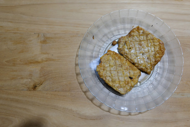 印尼传统美食tempe goreng，即油炸发酵豆饼图片下载