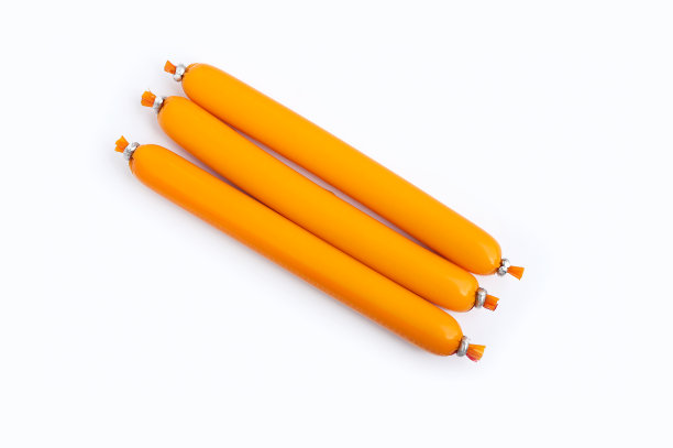 白底塑料包装的鱼肉肠。鱼肠或鱼饼类似于传统的鱼饼。图片下载