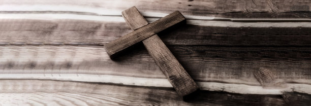 木桌子上的木十字架图片下载