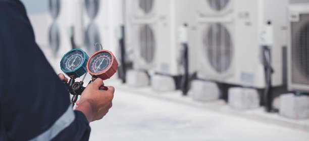 技术员正在检查空调，测量空调填充设备。图片下载