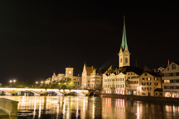 风景秀丽的全景历史悠久的z<e:1>丰富的城市中心与著名的教堂和利马特河在苏黎世湖，瑞士。晚上图片图片下载