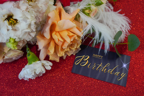 明信片上，网上挂着生日祝福的横幅，上面写着生日快乐的题词，一束鲜花上写着祝贺的字条图片下载