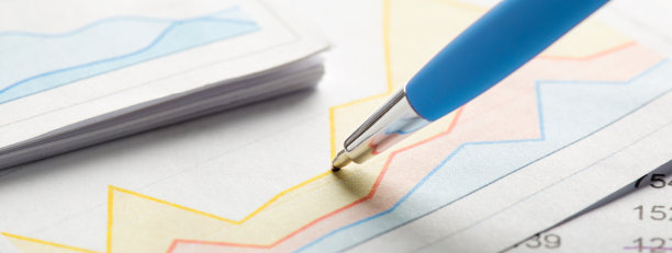 检查证券的价值。笔，股票上市和查看财务图表。银行、财务报告和财务审计的概念。图片下载