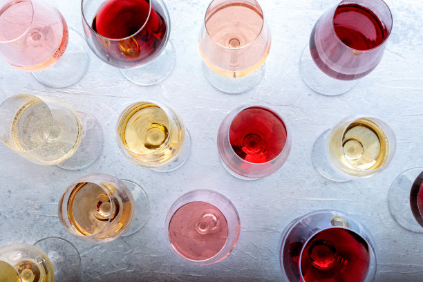 品酒会上的酒杯。玫瑰、红葡萄酒和白葡萄酒，在桌子上喝图片下载