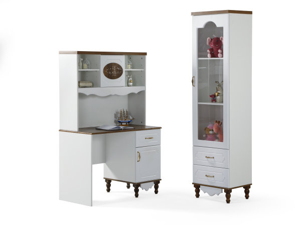 书桌和书架上的书图片下载