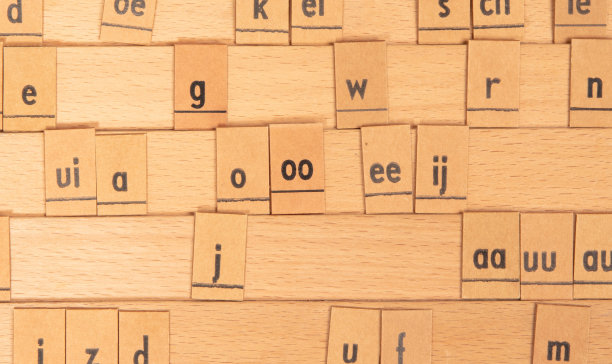 很旧的信箱，在小卡片上印了几封信图片下载