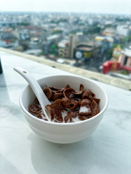 早餐要一碗加鲜奶的麦片粥图片下载