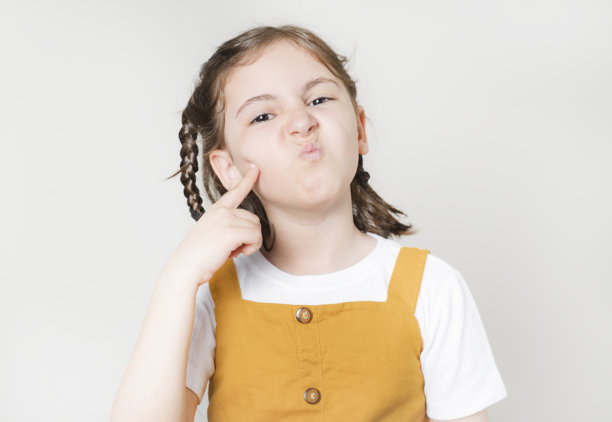 体贴的小女孩望着别处，想着图片下载